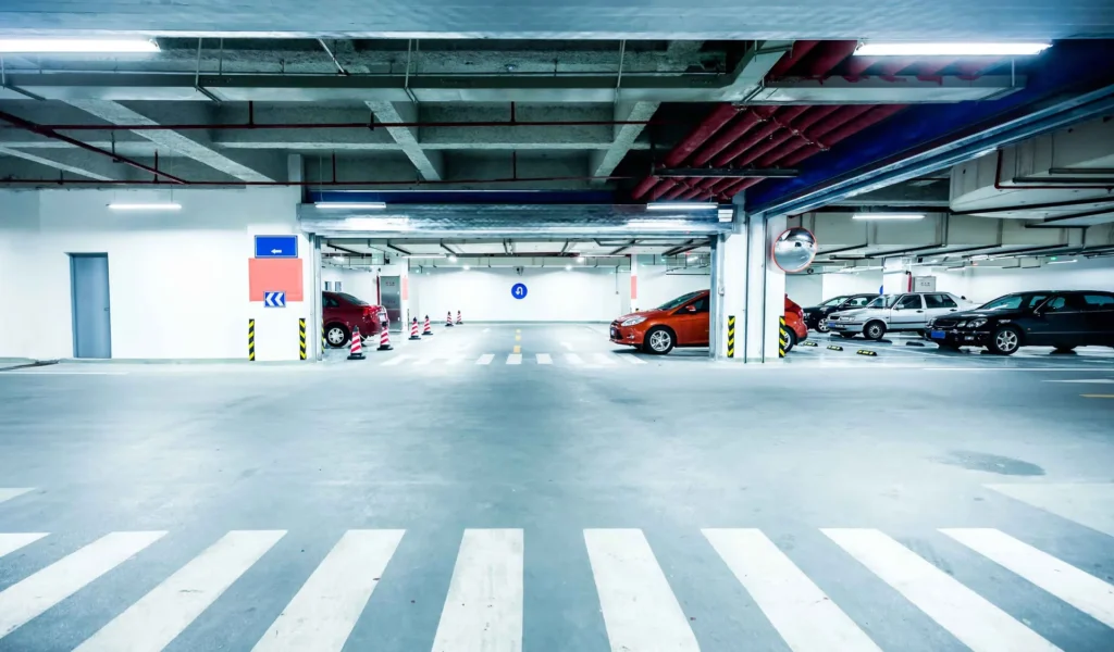 Inuti parkeringshuset i Kista Galleria