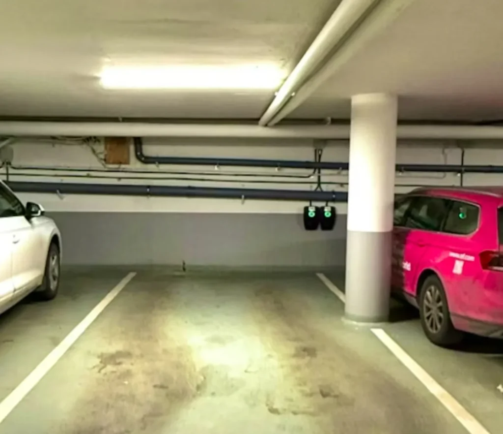 Garage som städas i Enskede