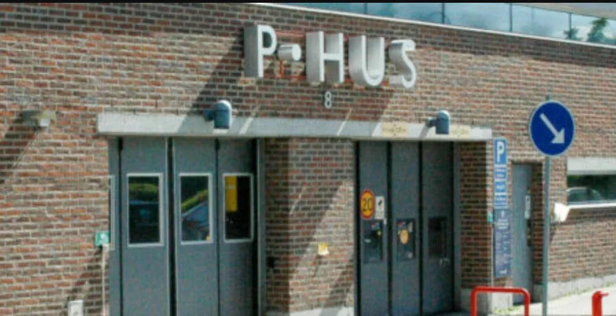 utanför parkeringshus i Kista vid Kista galleria