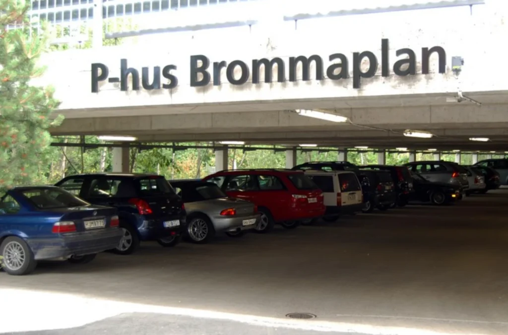 städning av parkeringshus i Bromma